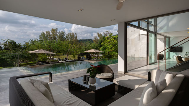 Malaiwana Patio Duplex - Relaxing living area by the pool